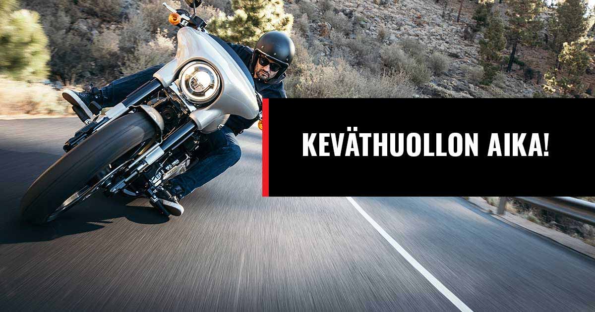 Moottoripyöräilijä ajaa kohti keväthuoltoa