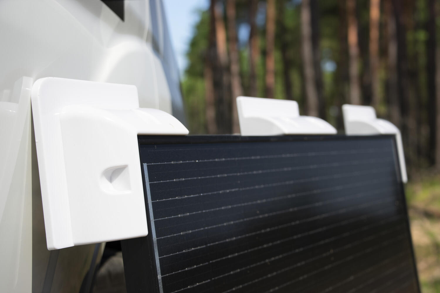 Muovinen kiinnitysteline aurinkopaneeleille