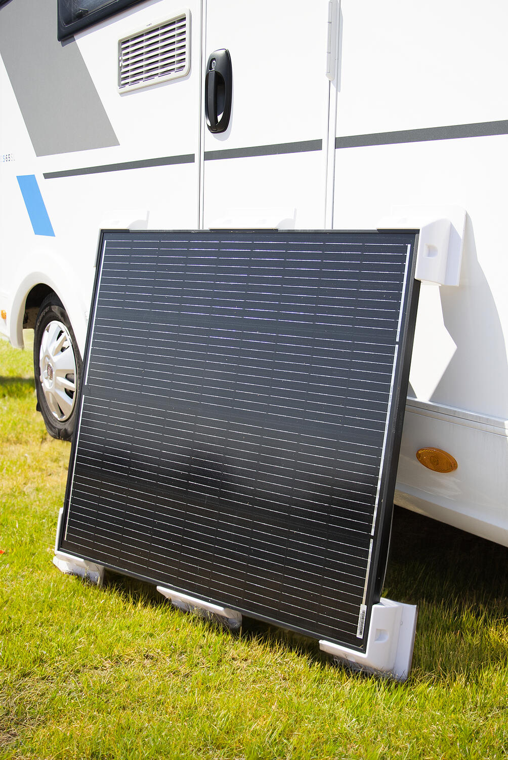 Muovinen kiinnitysteline aurinkopaneeleille